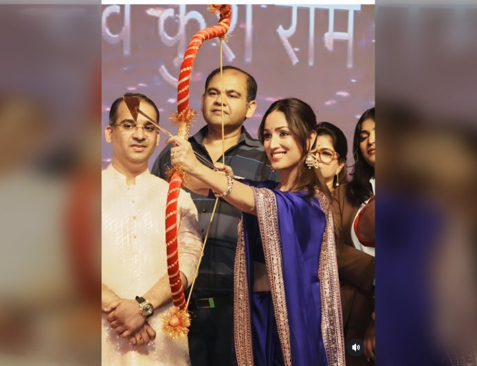 Yami Gautam ने Luv Kush Ramlila में थामा धनुष-बाण, पारंपरिक साड़ी में मनाया Vijayadashami