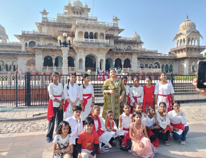 संजीवनी कला समारोह: जयपुर में छात्राओं के Nukkad Natak से Green Revolution और Clean Jaipur का संदेश