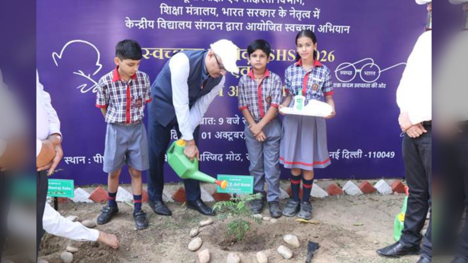 Swachhata Hi Seva 2026: शिक्षा सचिव ने स्कूल में उठाई झाड़ू, बच्चों के साथ लगाए पौधे और हल किया कचरा प्रबंधन का Quiz