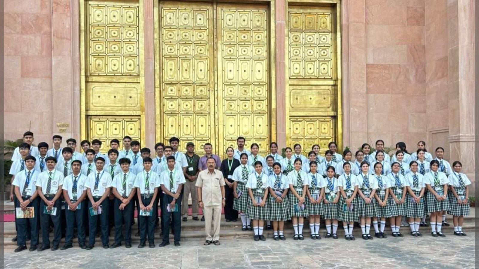 Vidhan Sabha Visit: अजमेर के 56 छात्रों से मिले Vasudev Devnani, बोले- ज्ञान को शक्ति और चरित्र को पहचान बनाएं