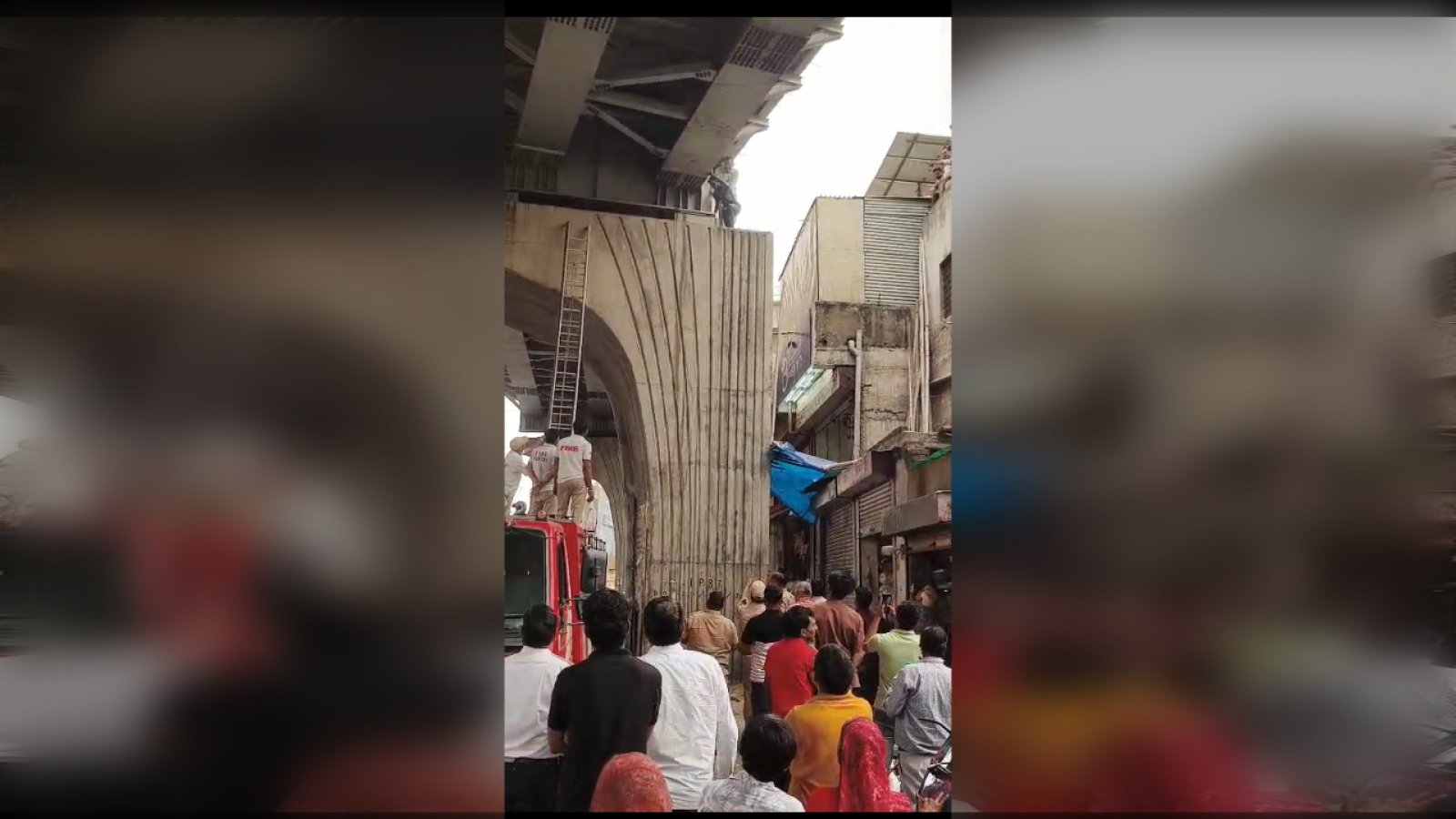 जयपुर के सोडाला चौराहे पर Metro Pillar पर चढ़ा युवक, Rescue Operation के बाद सुरक्षित उतारा गया