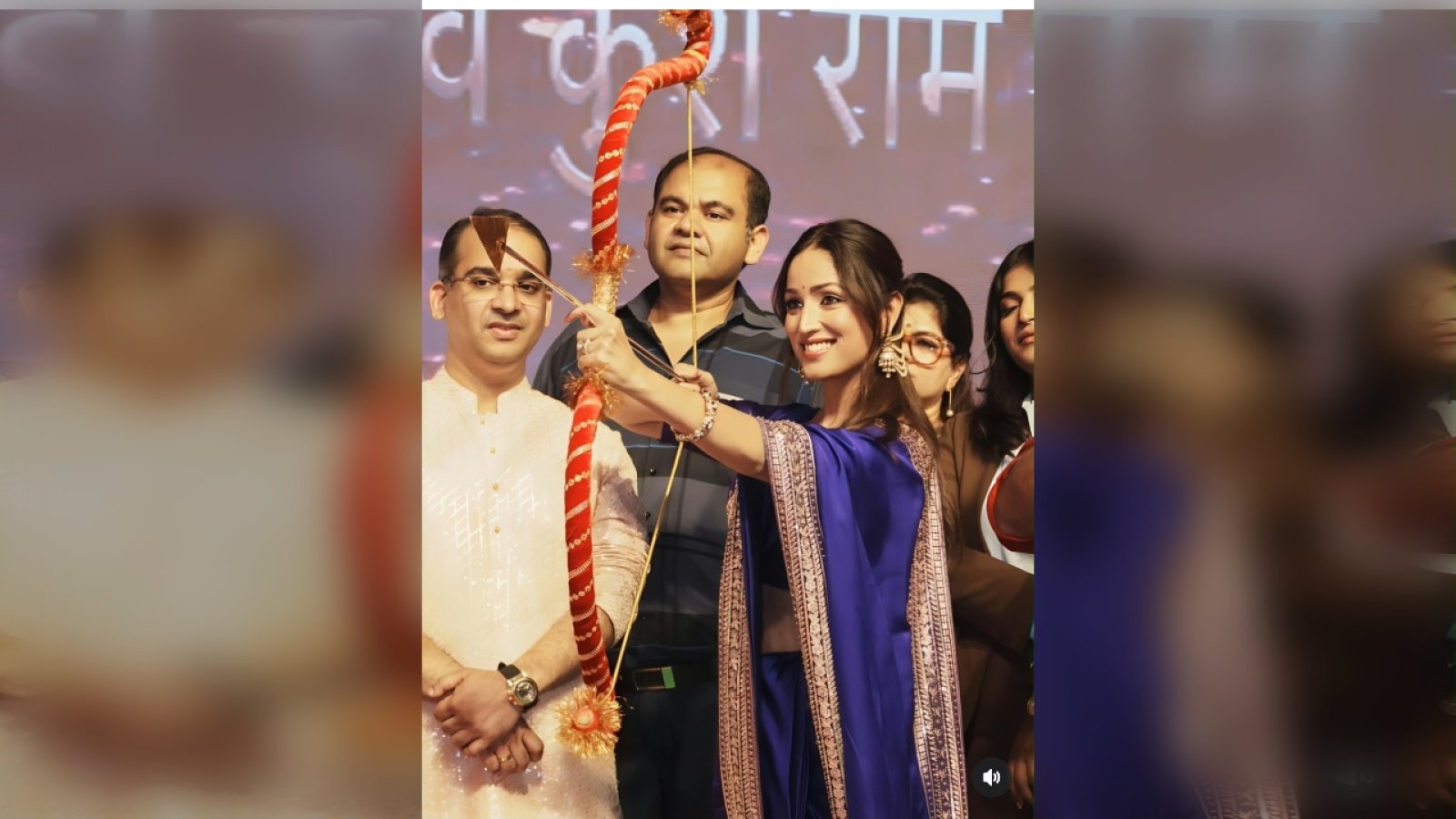 Yami Gautam ने Luv Kush Ramlila में थामा धनुष-बाण, पारंपरिक साड़ी में मनाया Vijayadashami